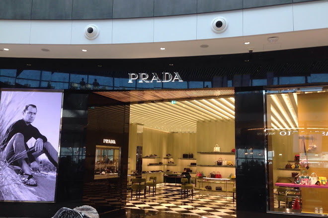 Rome Airport Duty Free: Prada shop